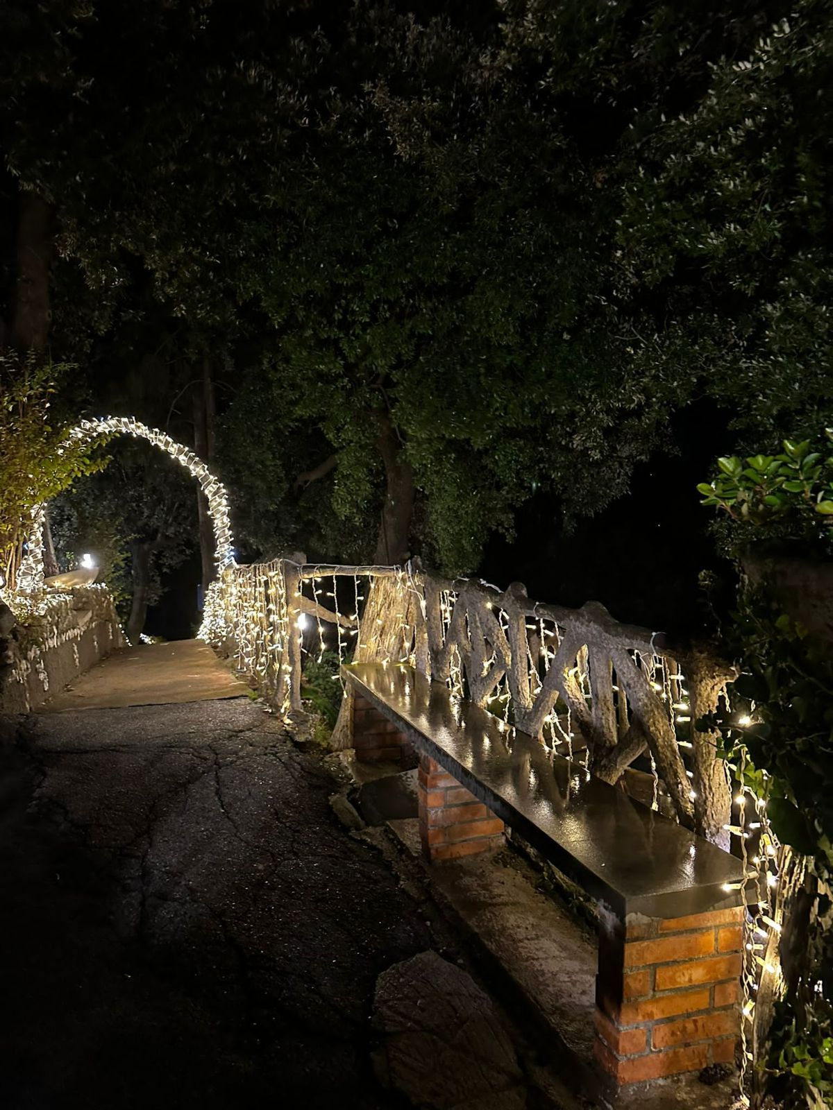 esterni con scalinata di notte