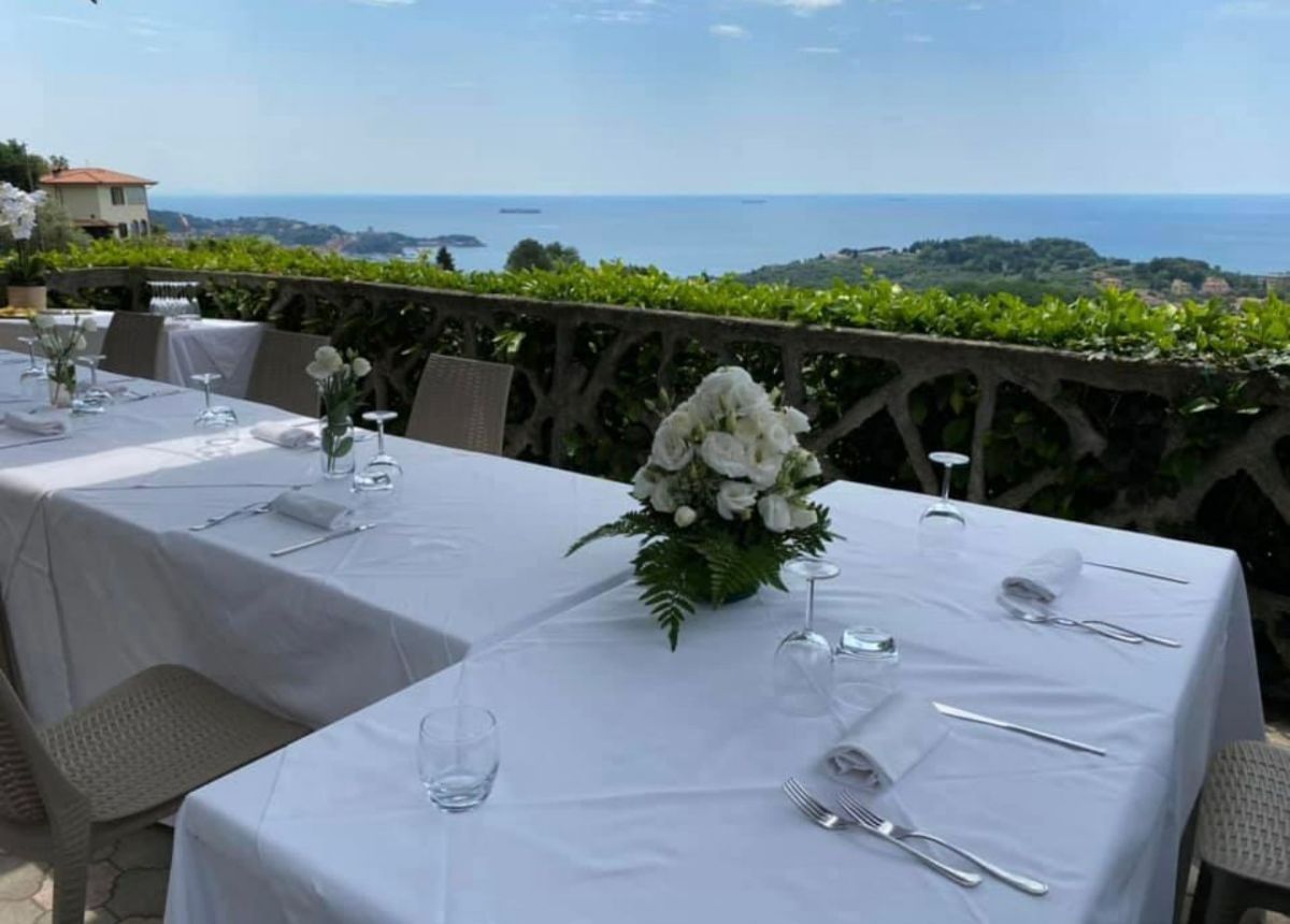 tavolo apparecchiata con panorama sullo sfondo