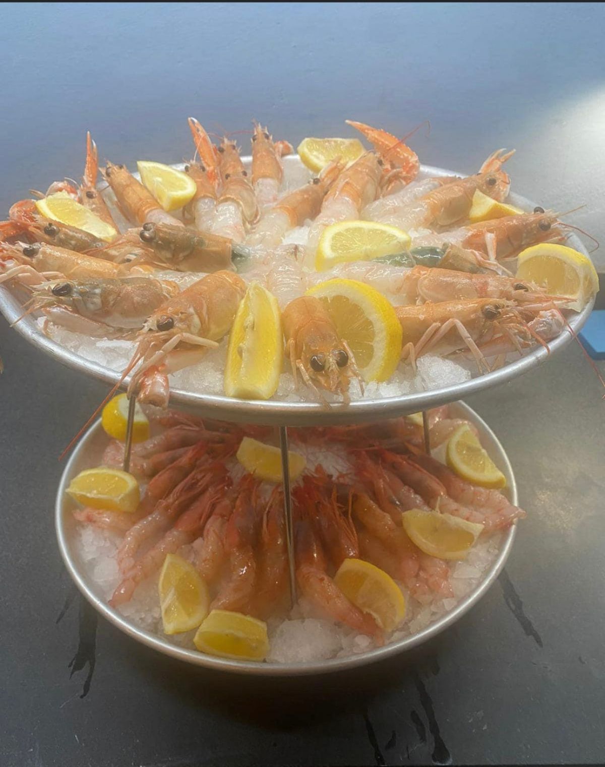 alzata di pesce fresco