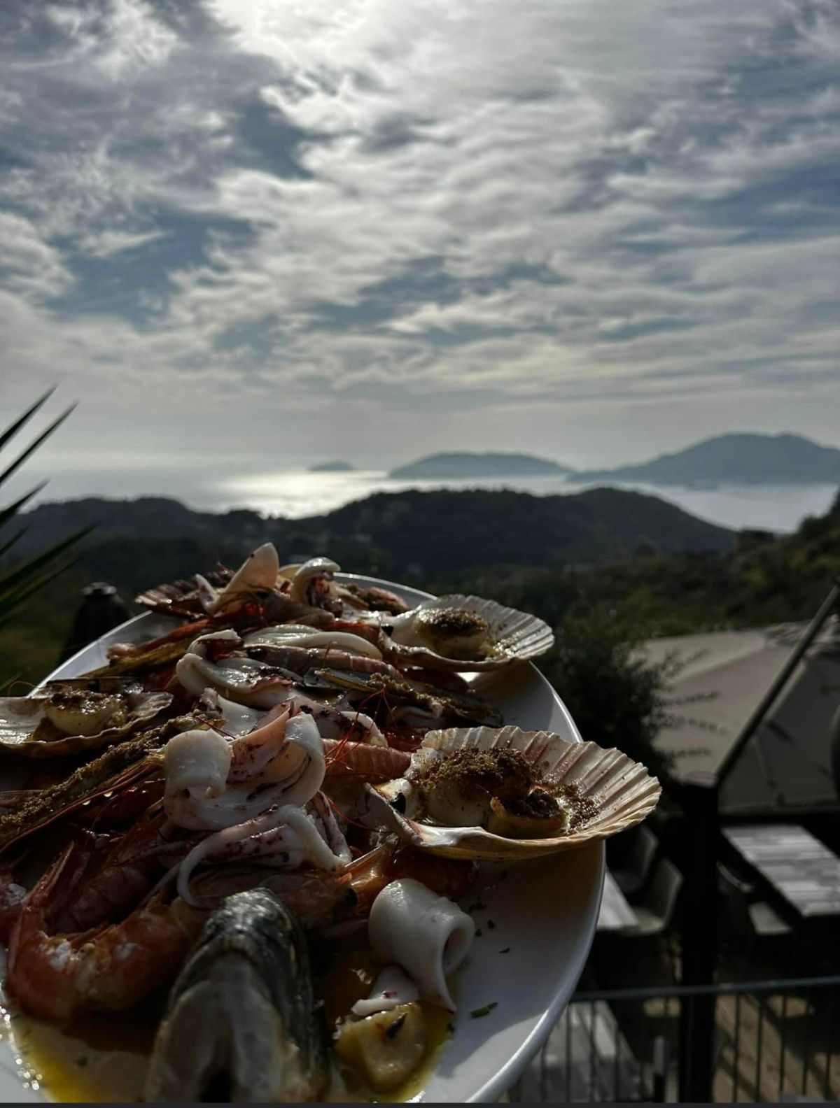 portata di pesce con panorama sullo sfondo