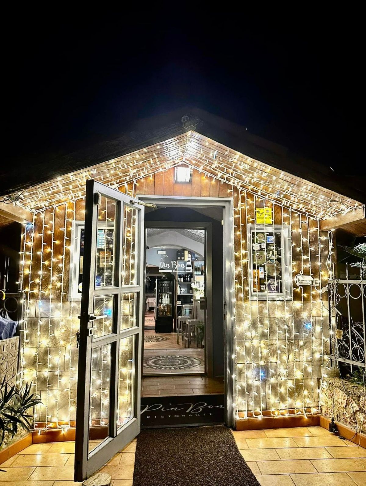 facciata del ristorante illuminata