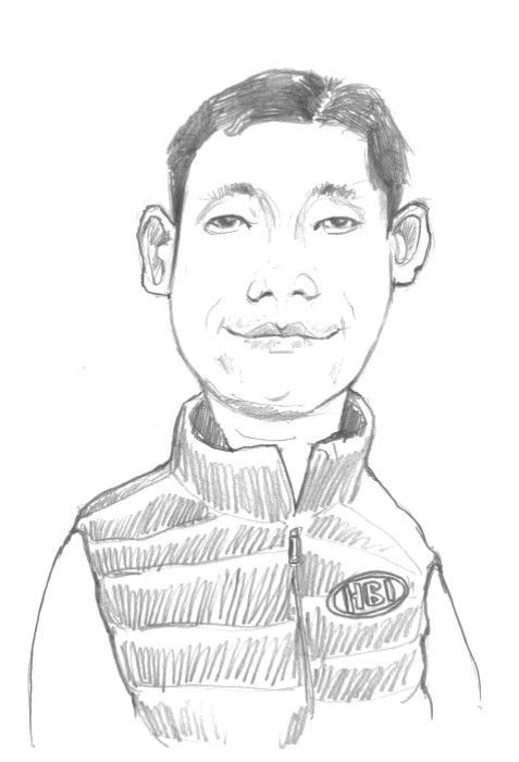 Un dessin en noir et blanc d'un homme portant un gilet et souriant.