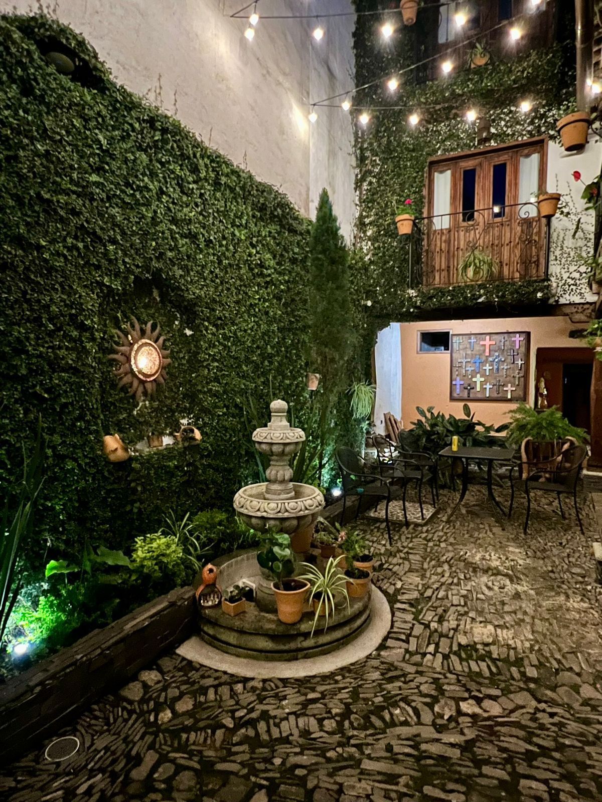 Patio interior de Posada Mi Pueblito con ambiente tradicional en Tapalpa