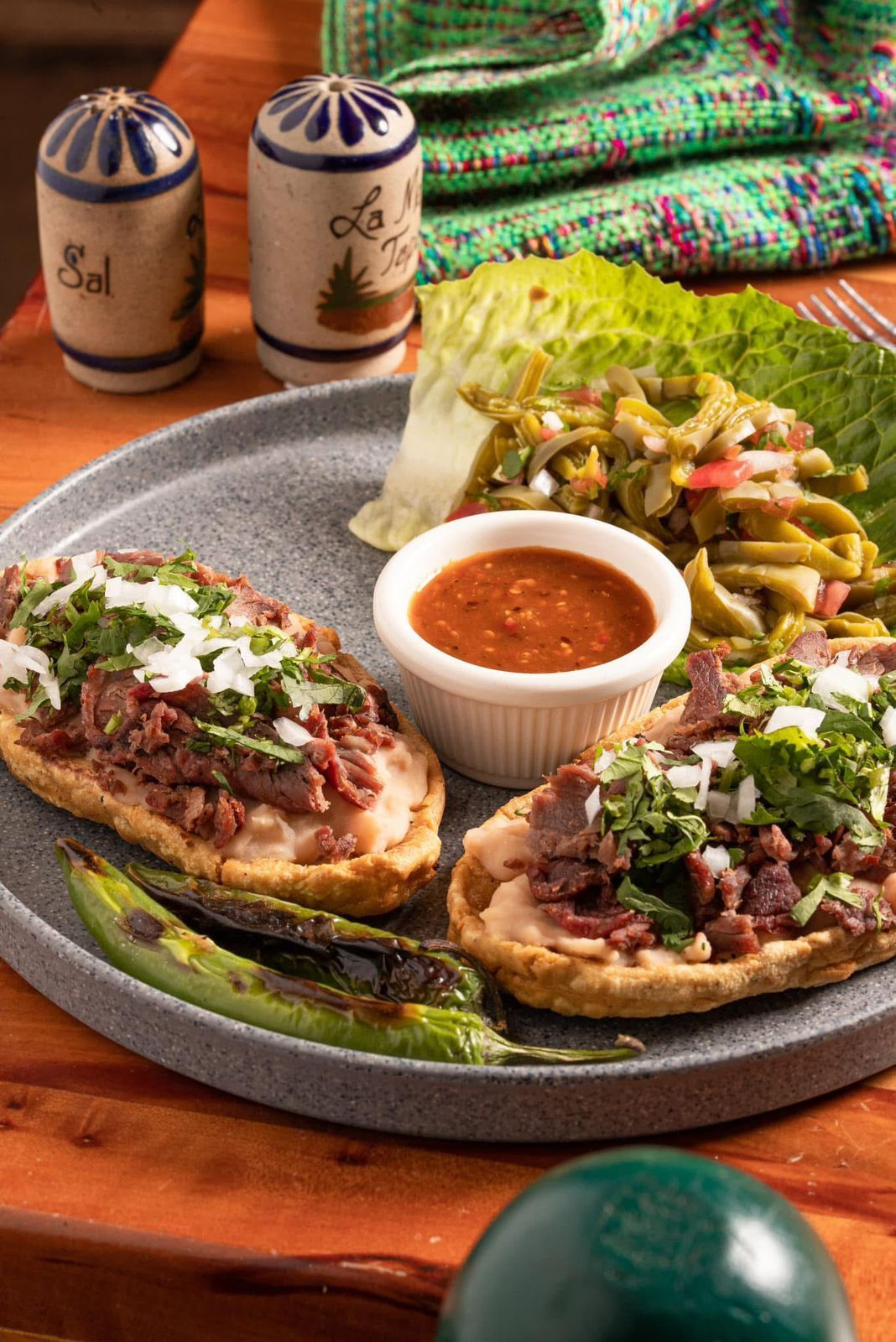 Logotipo del Hotel Mi Pueblito en Tapalpa, con elegante texto en color marrón y un dibujo lineal de una pequeña iglesia 