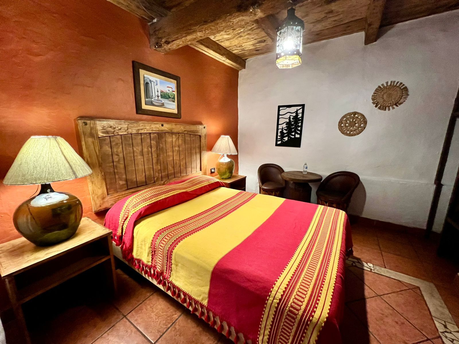 Vista de la plaza principal de Tapalpa con jardines y ambiente típico del pueblo