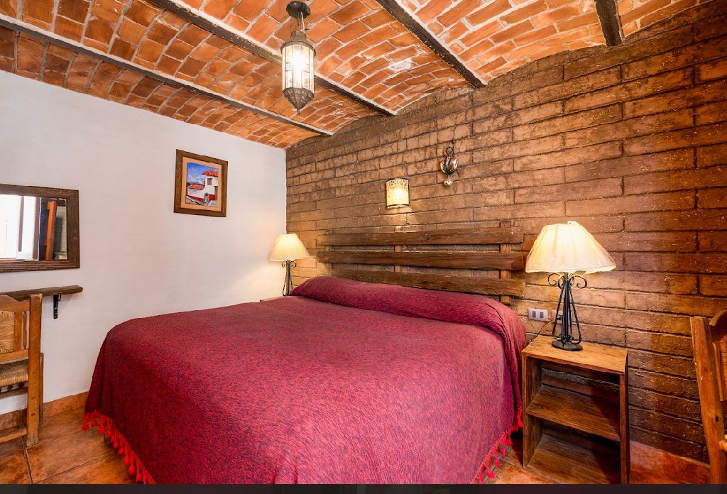 calle empedrada en el pueblo magico de tapalpa