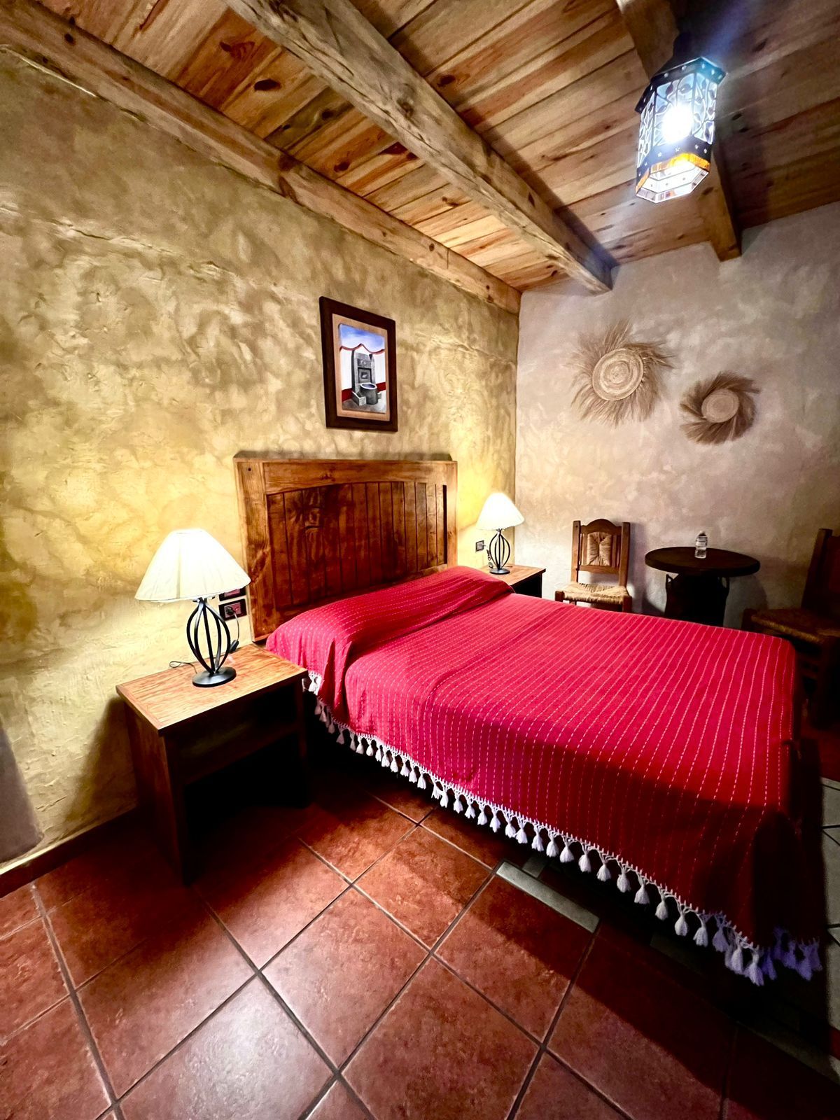 Un edificio largo, blanco, de estilo colonial, en el centro historico de tapalpa jalisco