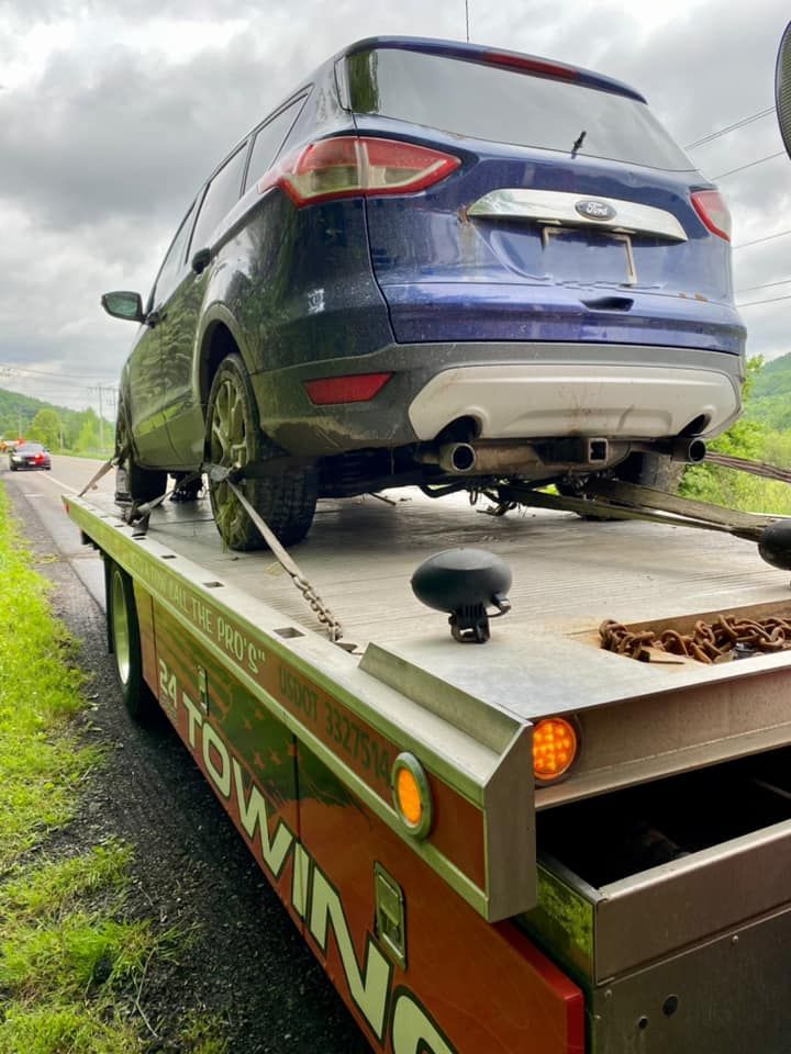 A car is sitting on top of a towing truck.