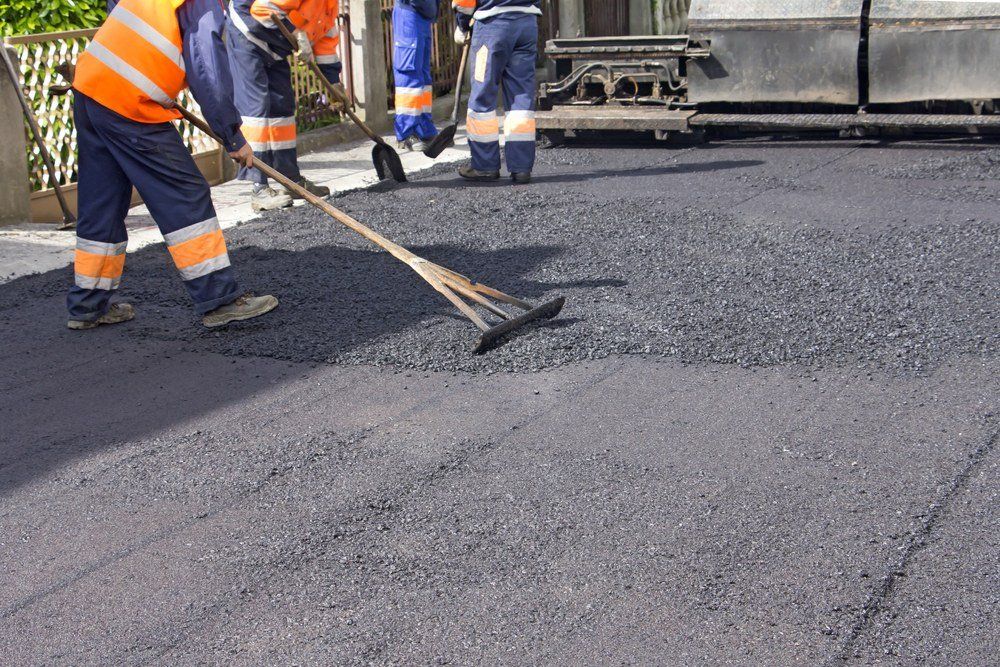 Operai stradali stendono l'asfalto