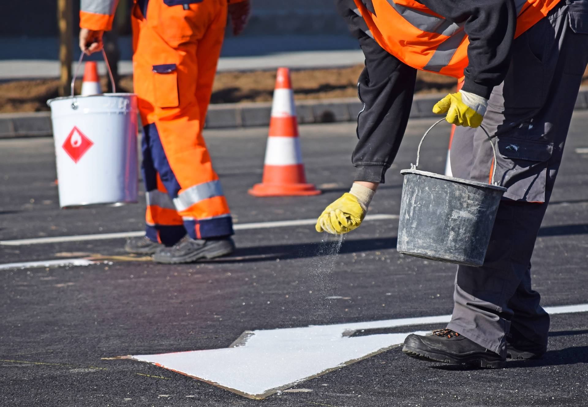 Due operai stradali in tenuta di sicurezza