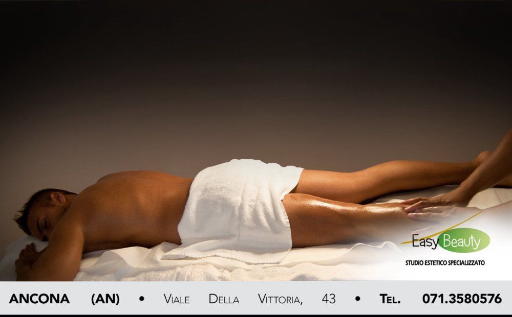 Donna distesa per massaggio