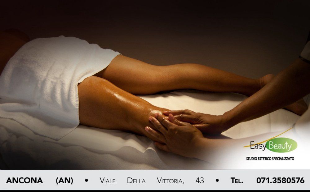 Massaggio con olio alle gambe