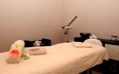 Lettino da massaggi con asciugamano