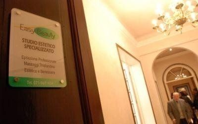 Porta in legno di centro estetico