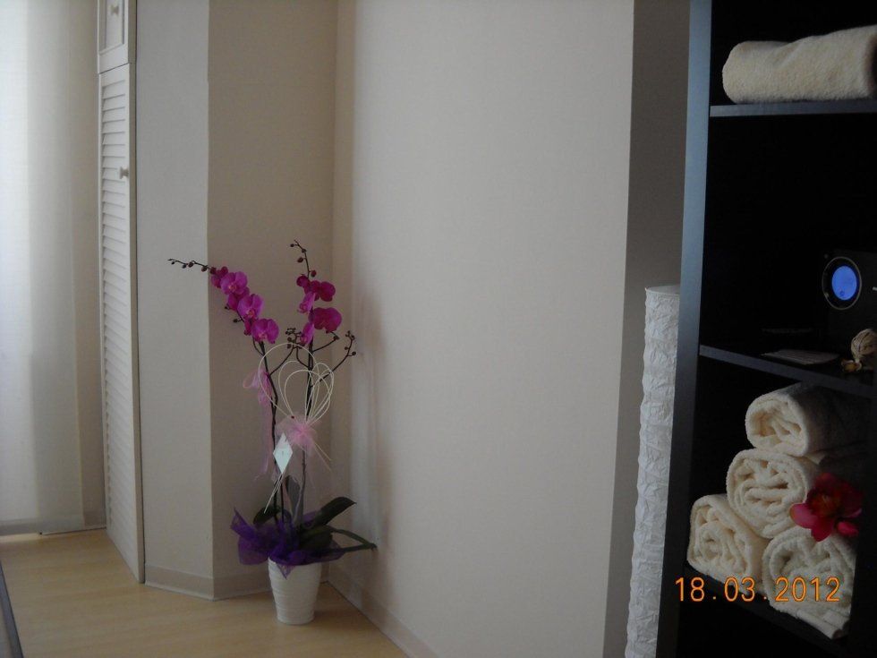 Sala con fiori e asciugamani