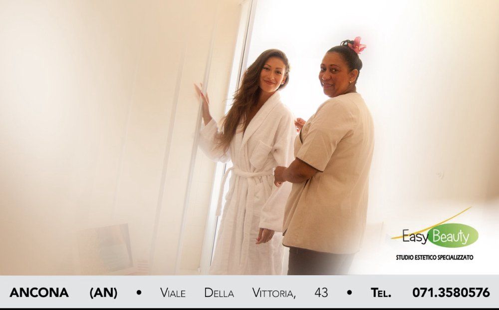 Donna in accappatoio con estetista