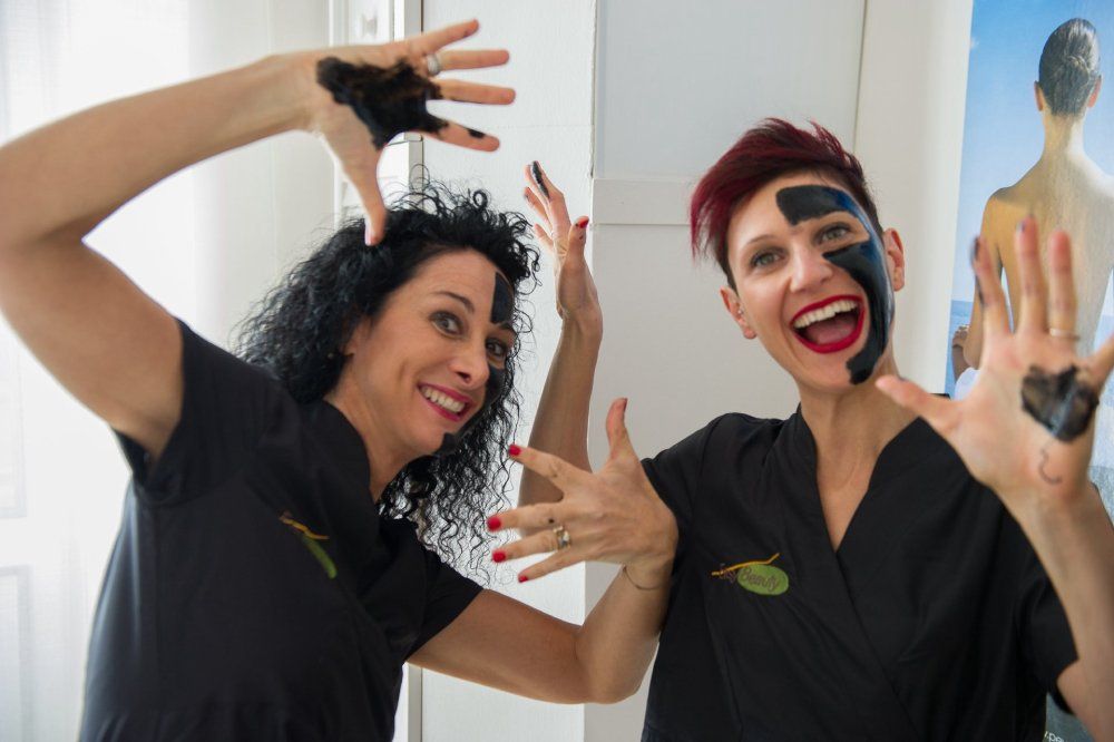 Estetiste con maschera nera