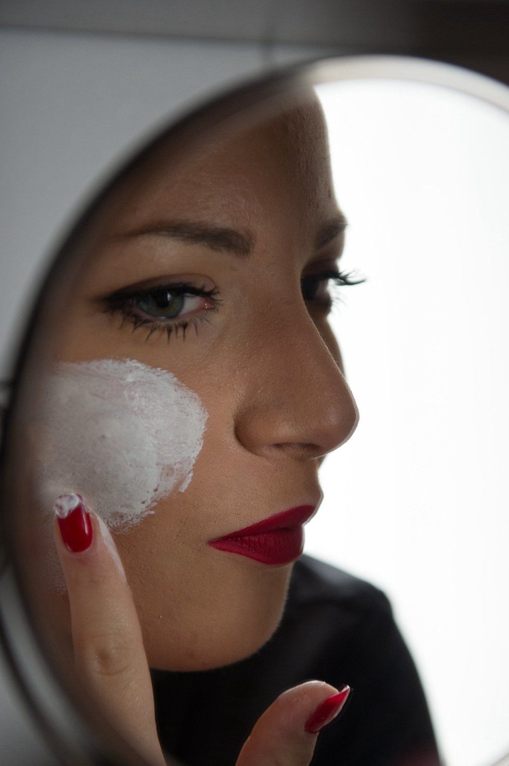 Applicazione di maschera viso bianca