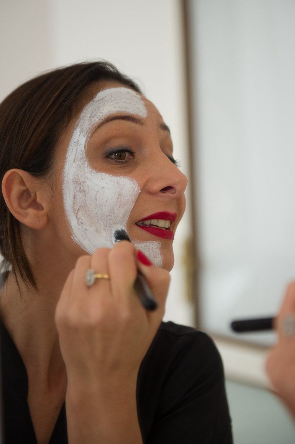 Applicazione di maschera viso bianca