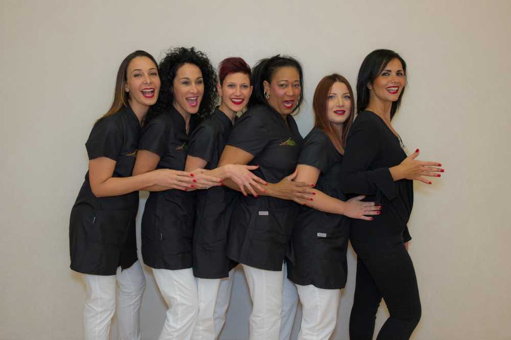 Team di estetisti con divisa bianca e nera