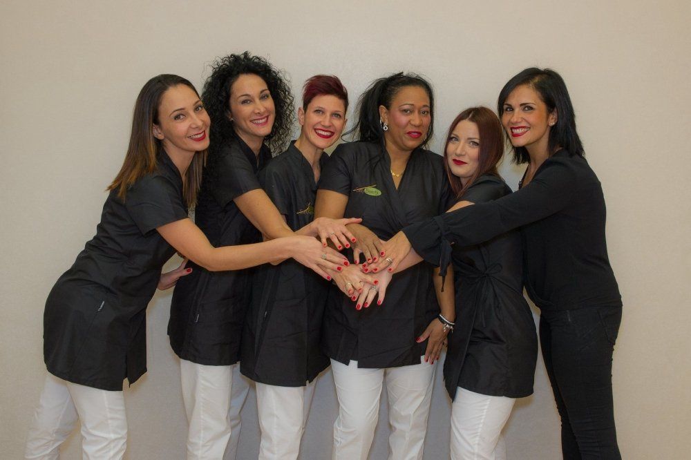 Team di estetisti con divisa bianca e nera