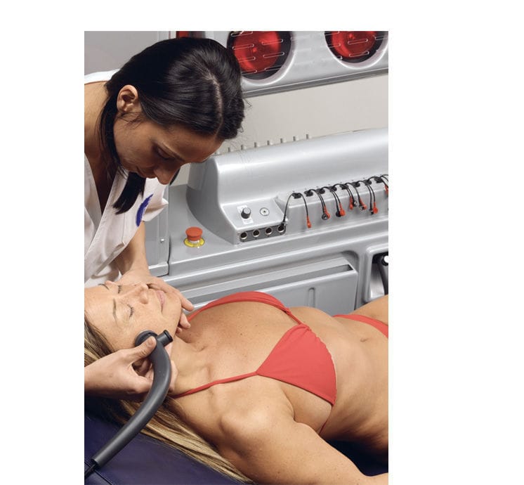 Trattamento estetico su donna in bikini