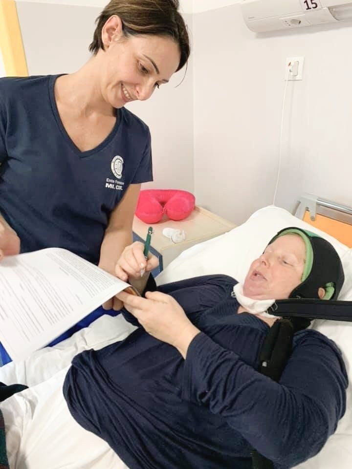 Prestazione di servizi estetici in una stanza di ospedale