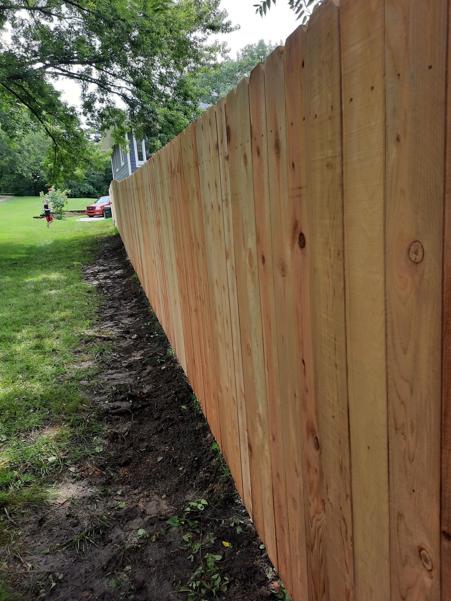 A wooden fence is sitting in the middle of a grassy field.