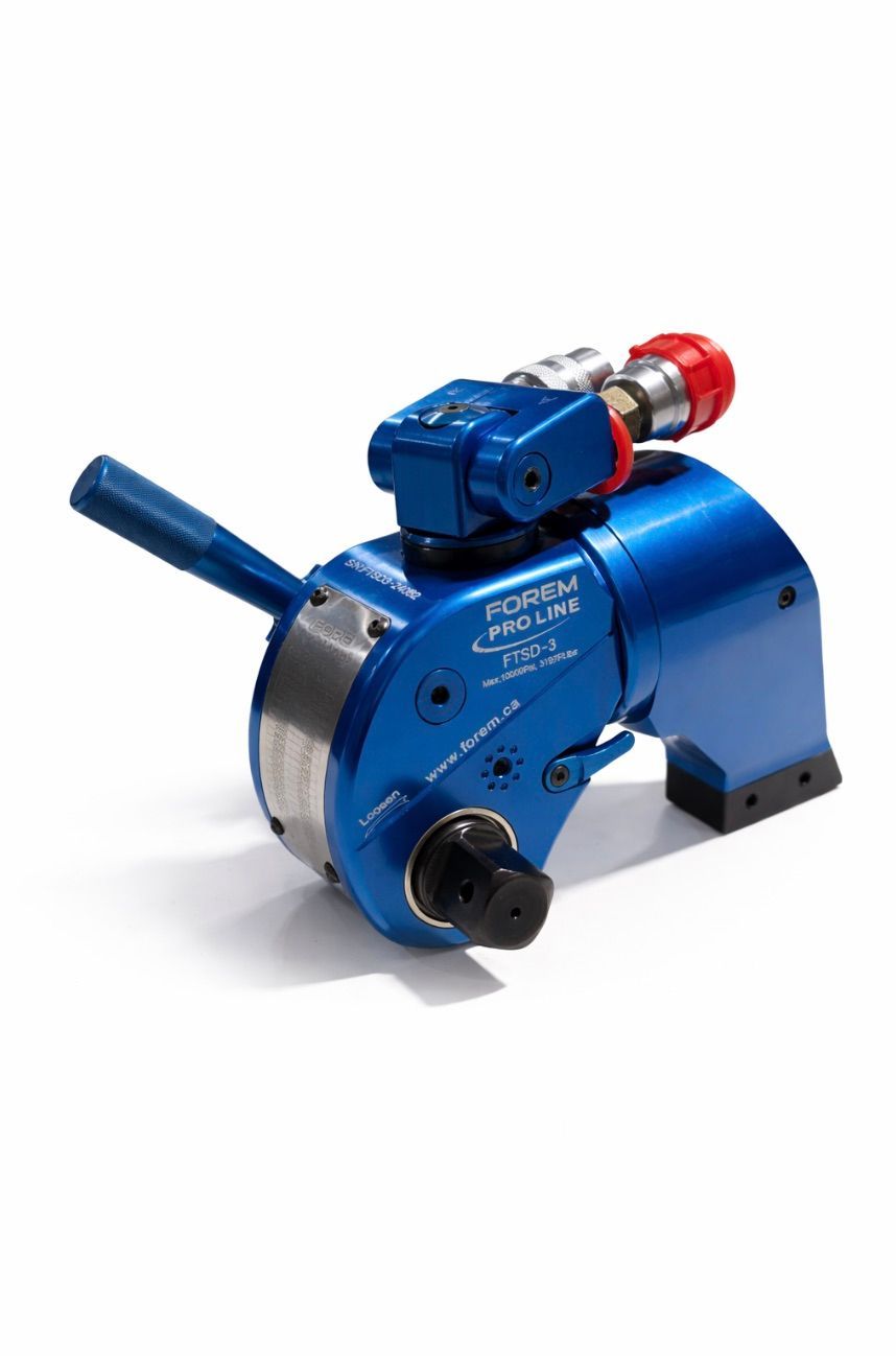 Clé dynamométrique hydraulique bleue avec poignée et accessoires.