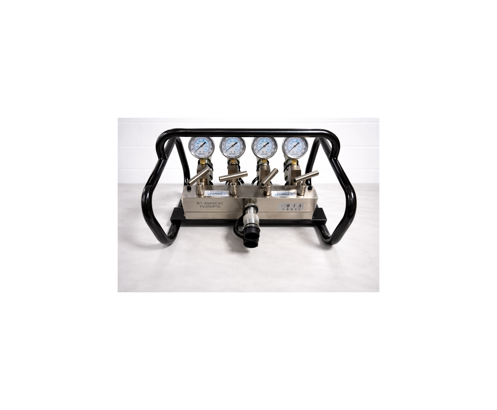 Quatre manomètres montés sur un châssis métallique. Les manomètres sont circulaires, avec des cadrans blancs.