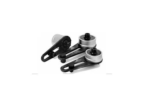 Trois poulies de moteur en métal noir sur fond blanc.