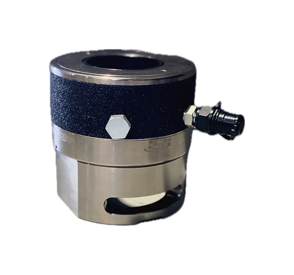 Composant industriel en métal avec bande noire texturée et raccord d'aération.