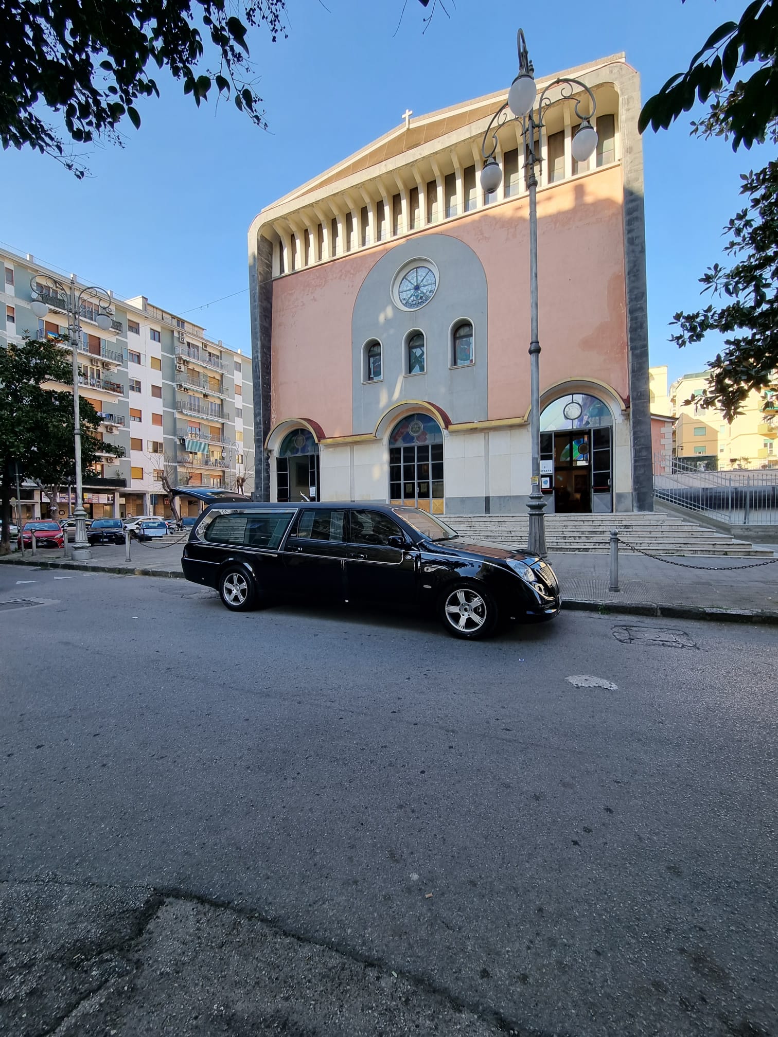 carro funebre davanti alla chiesa