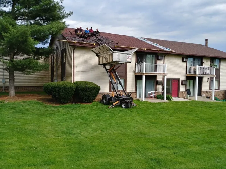 Men On Roof – Jackson, MI – Billy White Roofing LLC