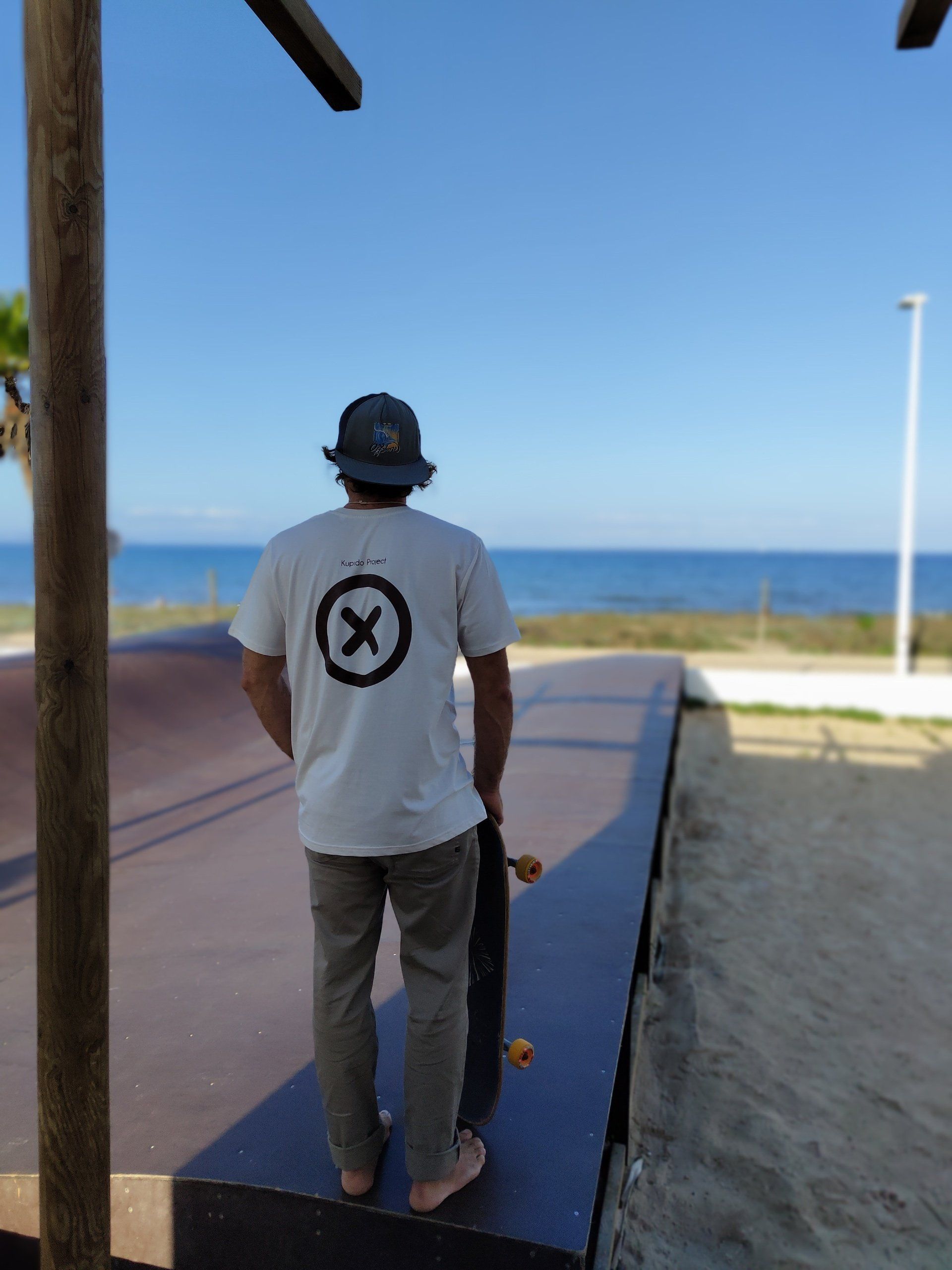 Un hombre vestido con una camisa blanca con una x.