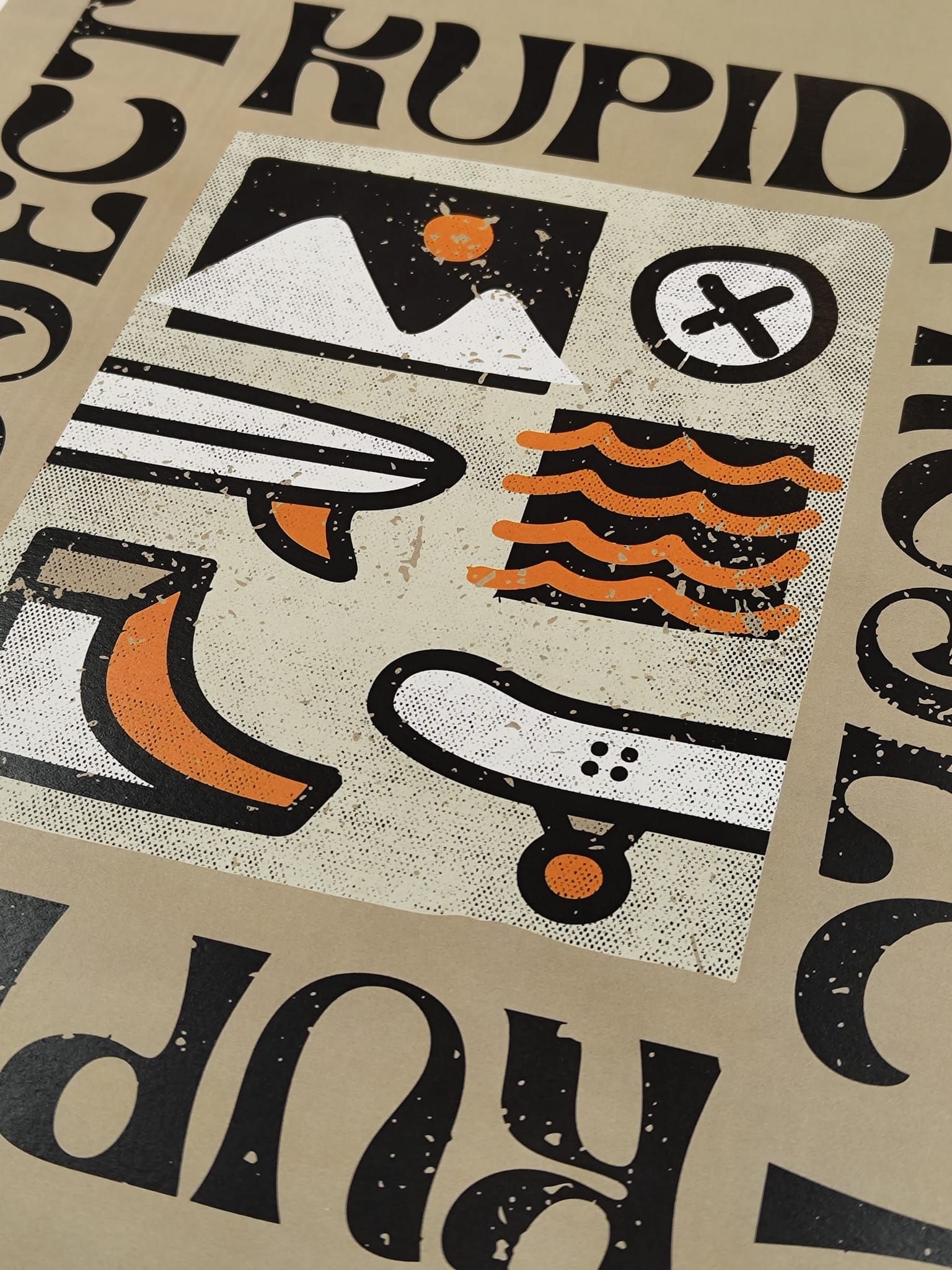 Un primer plano de una camiseta con una patineta