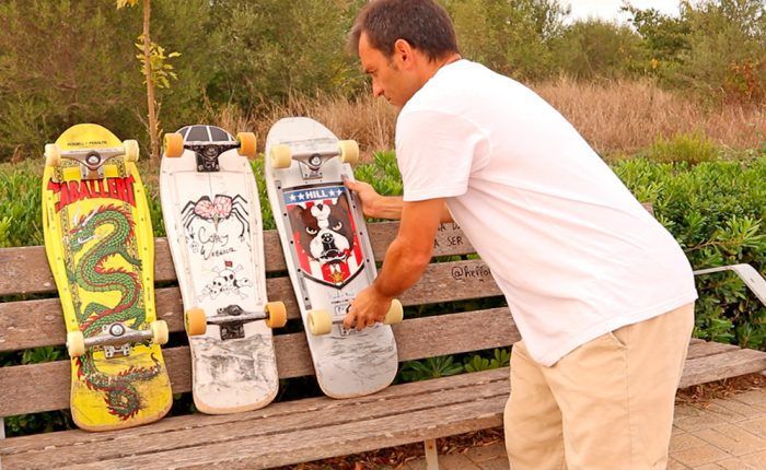 Una patineta está sentada en el suelo sobre una superficie de concreto.