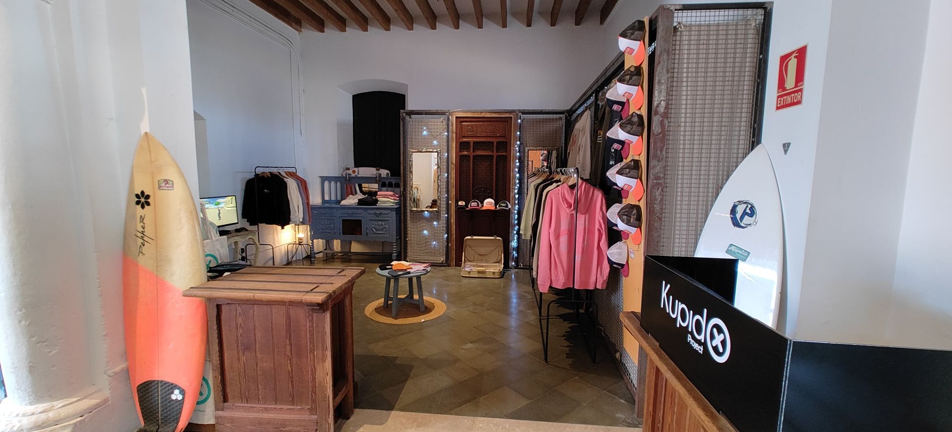 Hay una tabla de surf en el medio de la habitación.