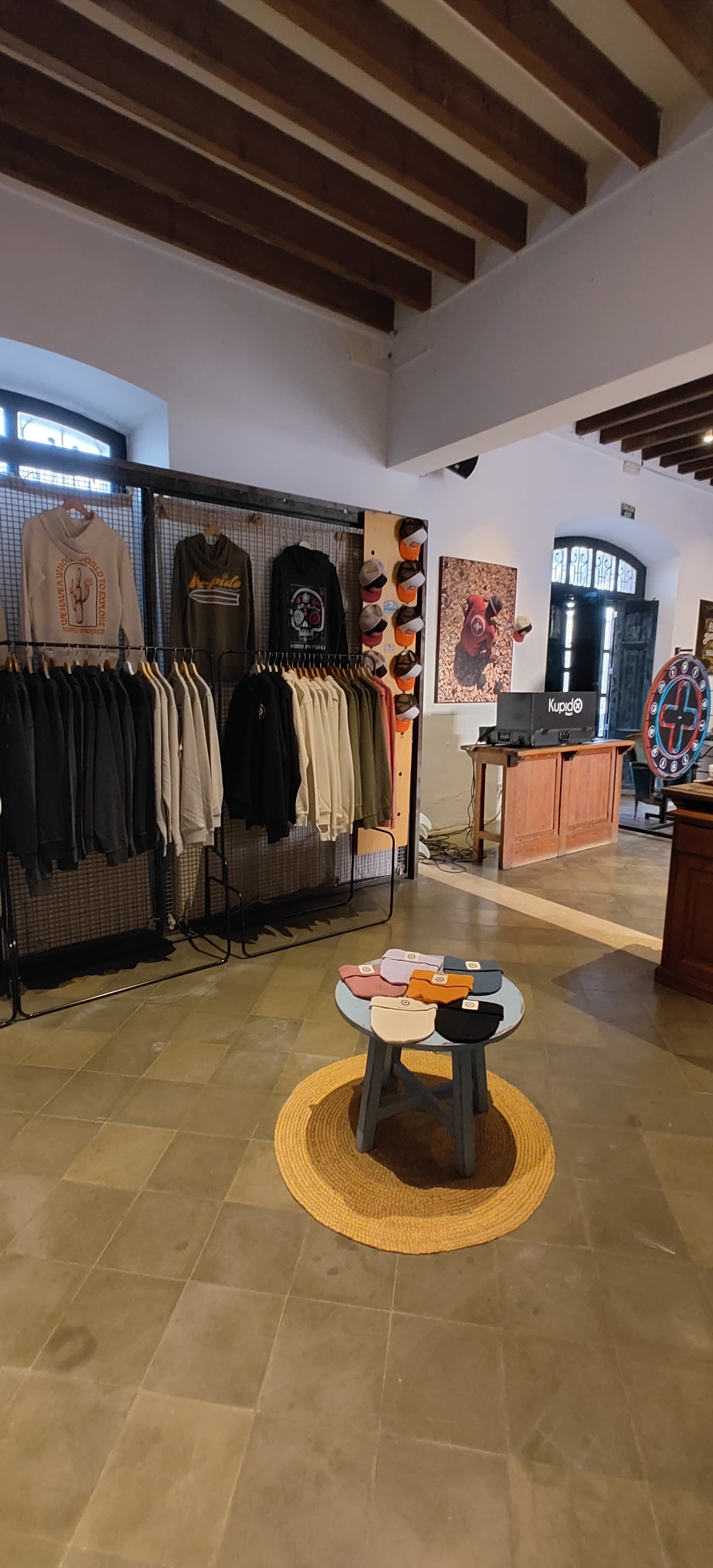 Hay una mesa en el medio de la habitación en una tienda.