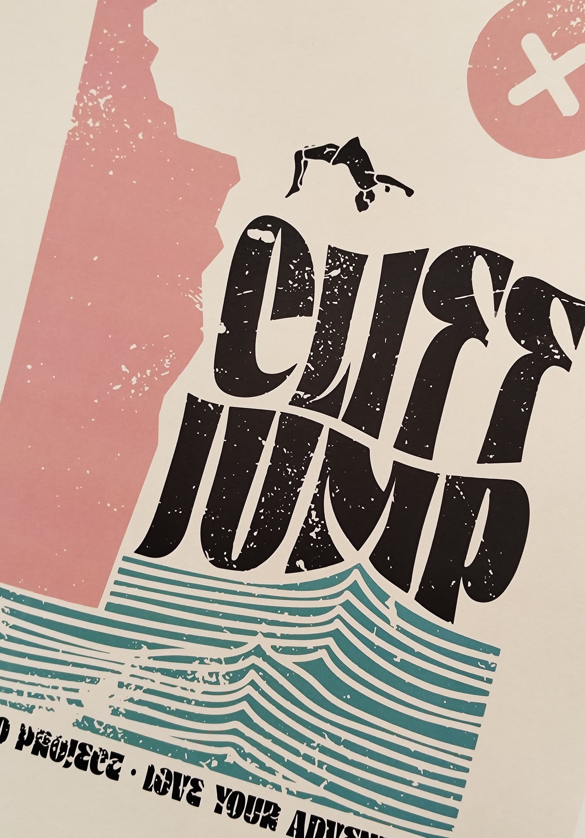 Un cartel que dice salta rizado sobre él.