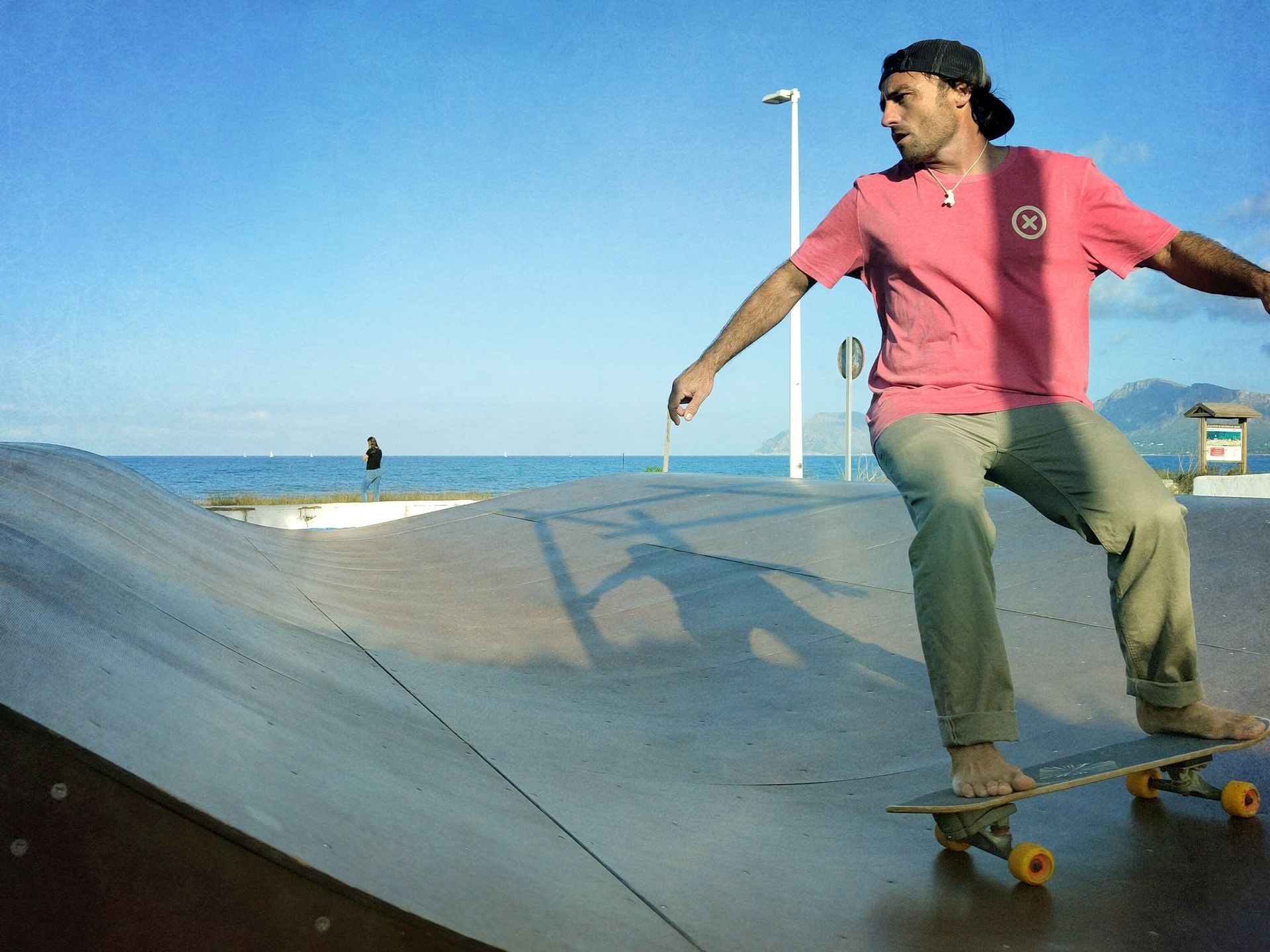 Un hombre con una camiseta de Kupido haciendo skate