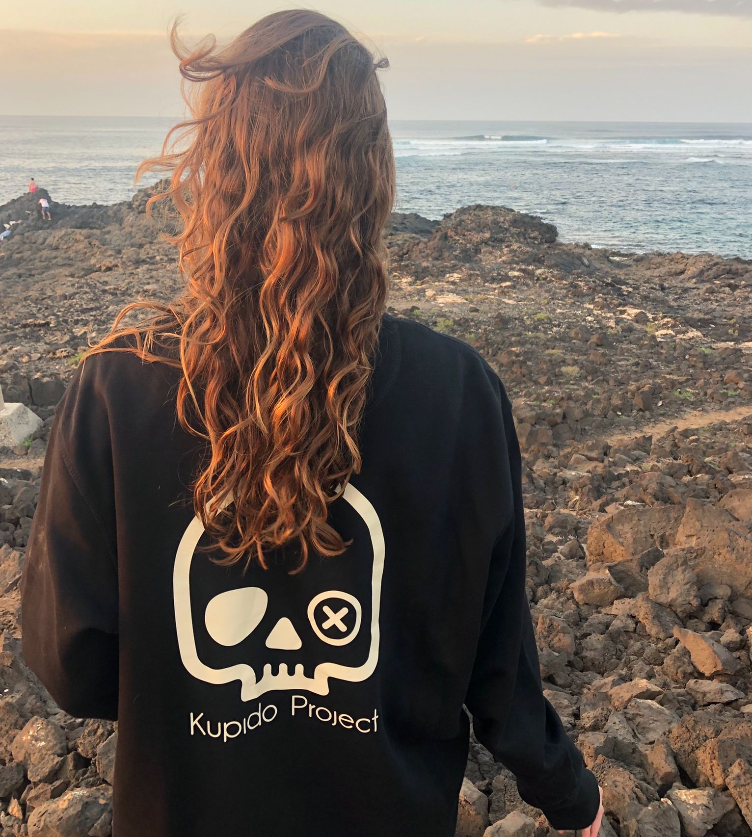 Una mujer que llevaba una sudadera negra con una calavera.