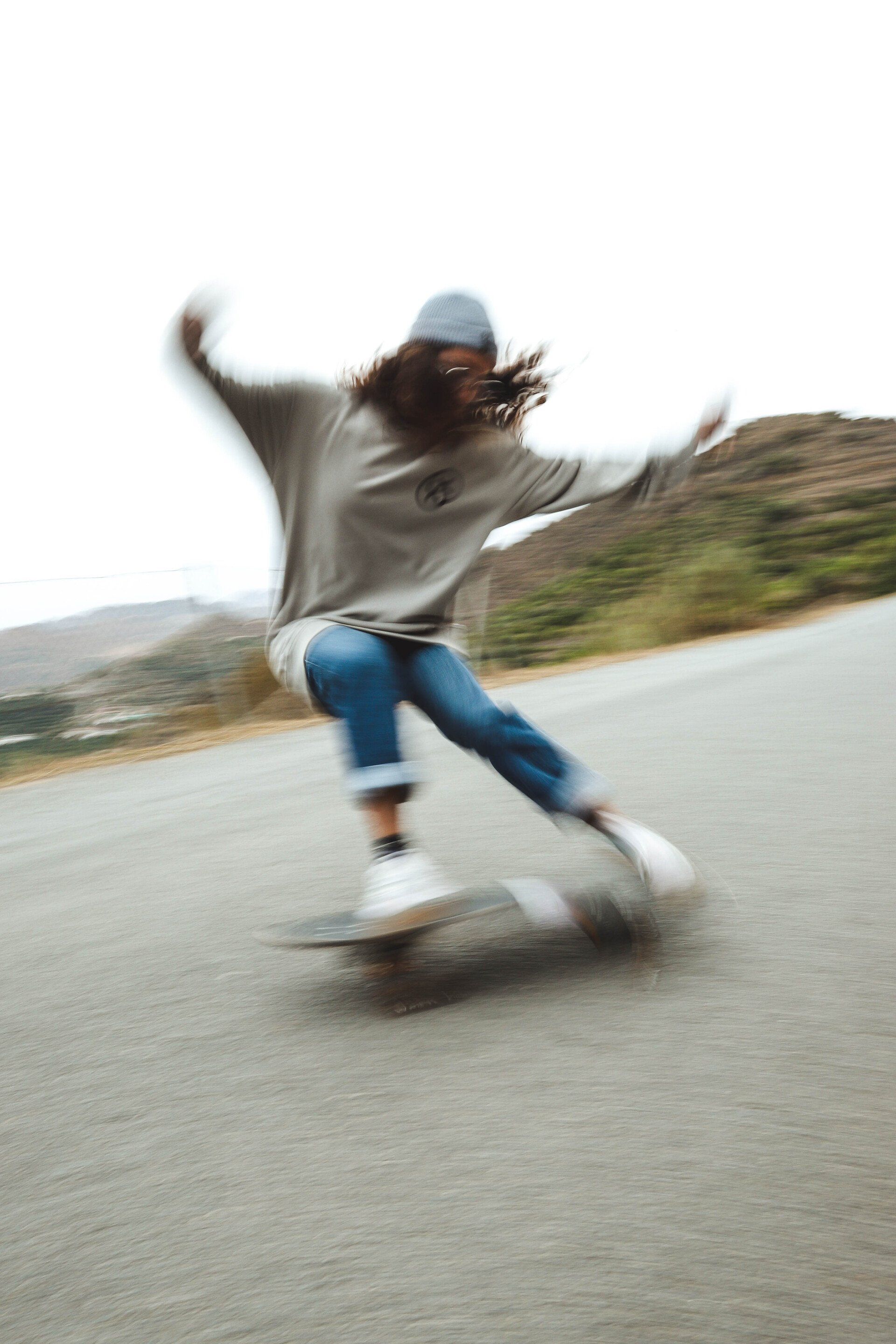 Una persona va en patineta por una carretera.