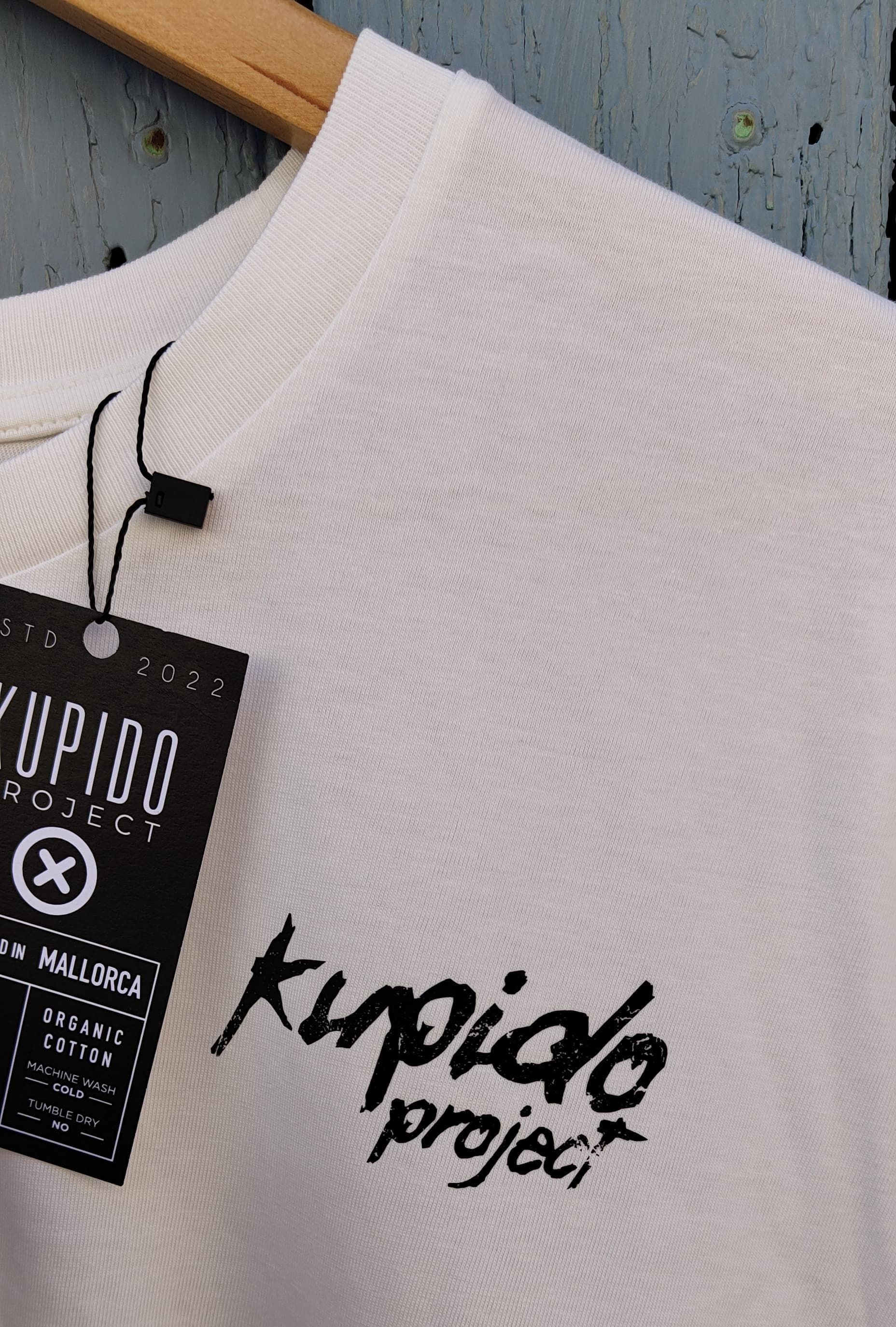 Una camiseta blanca con una etiqueta que dice proyecto kupido