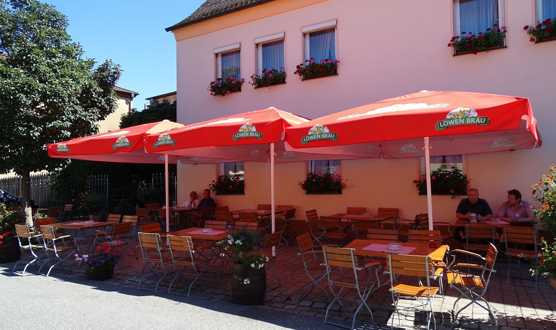 bedruckter Sonnenschirm mit Teleskop-Funktion mit Ventil, von Löwen Bräu