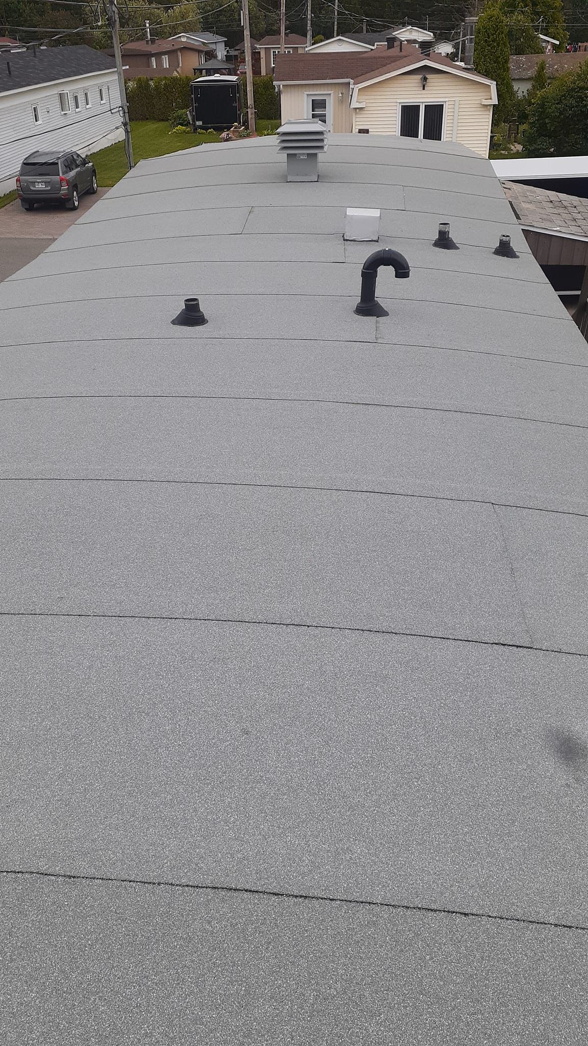 Un toit avec beaucoup de trous et une cheminée dessus.