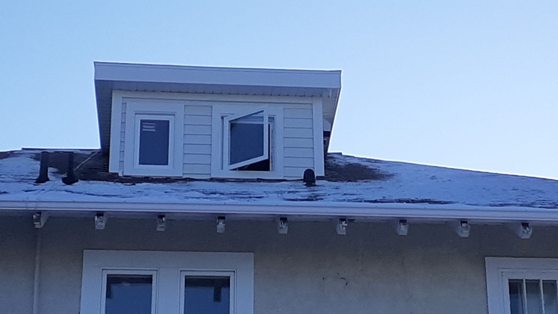 Une maison avec une fenêtre au sommet