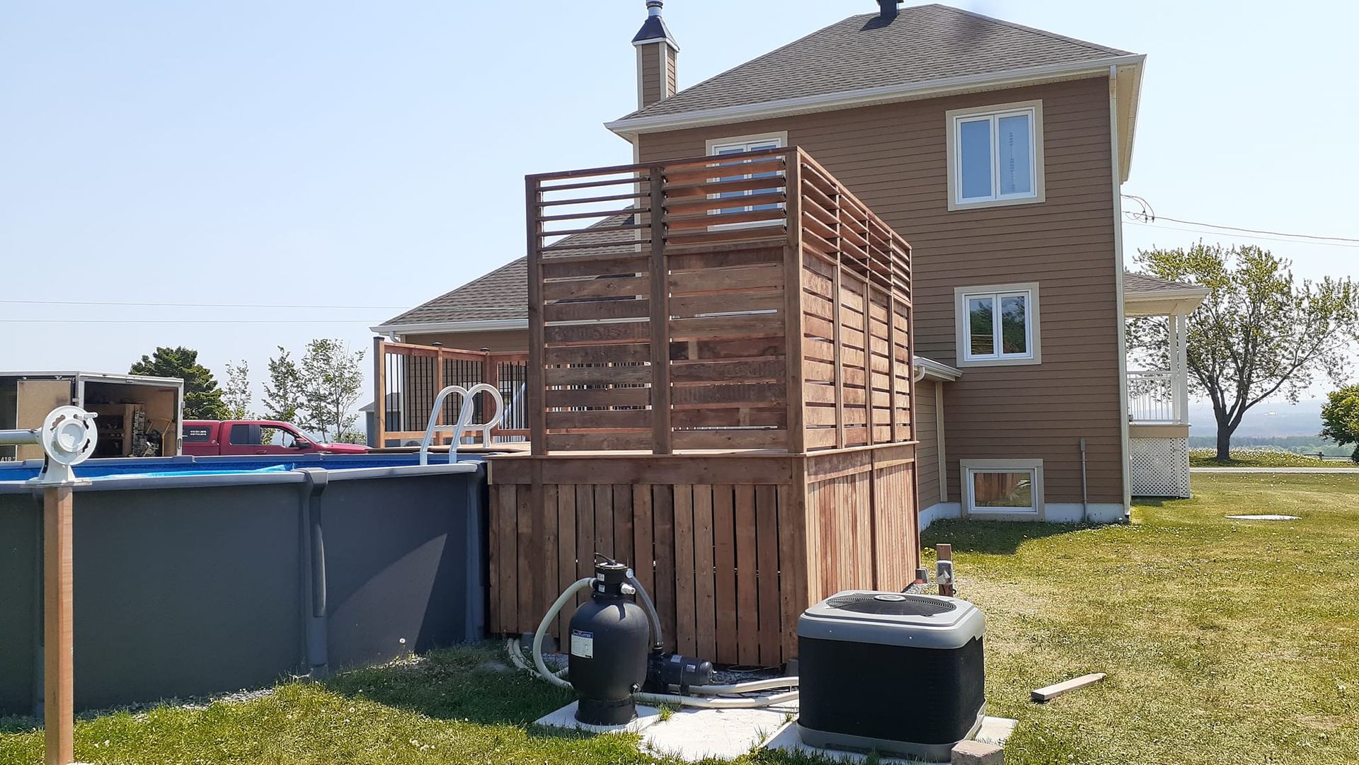 Une grande maison avec une piscine devant.
