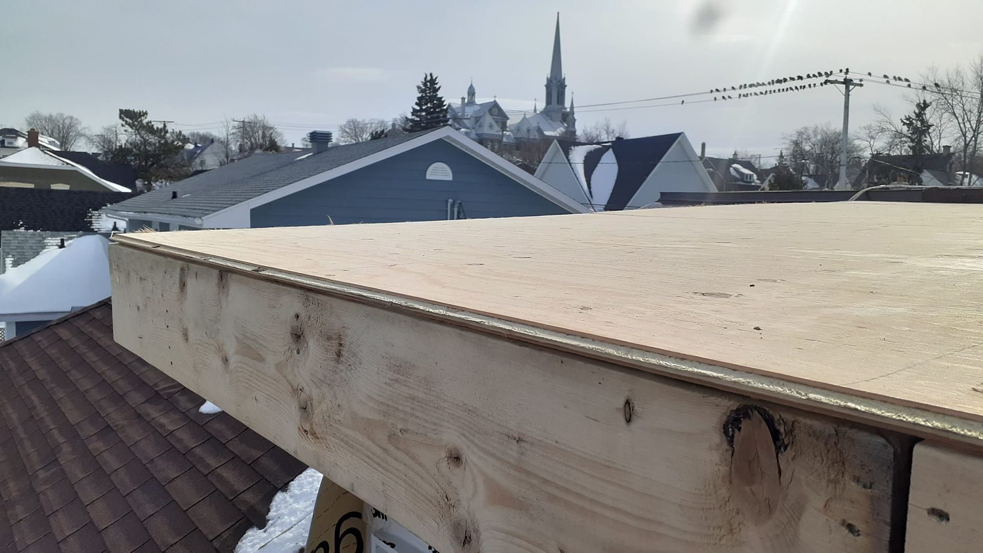 Un toit en bois avec vue sur une ville en arrière-plan
