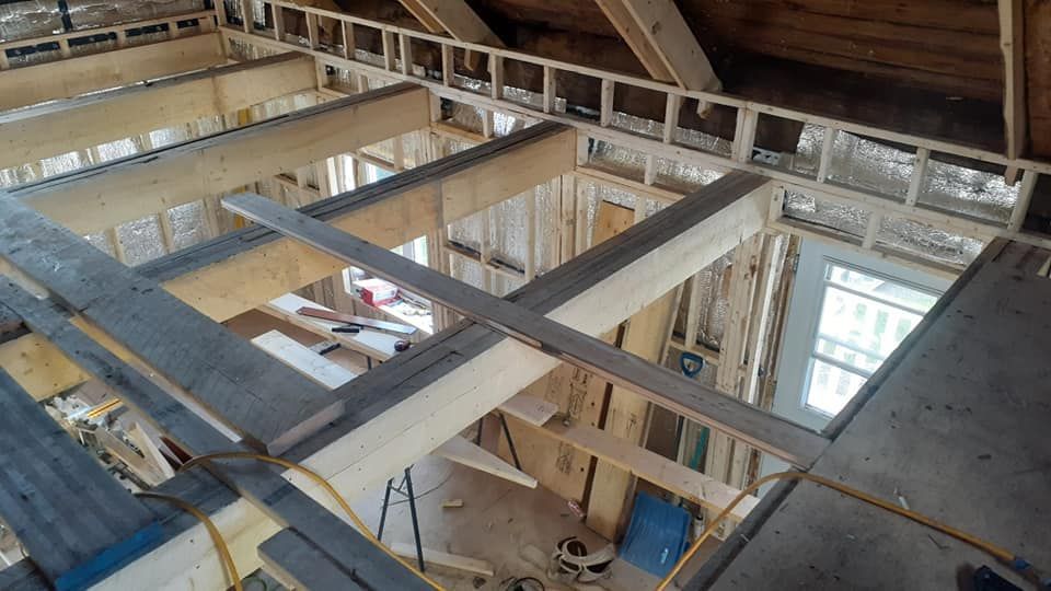 Un bâtiment en construction avec beaucoup de poutres en bois.